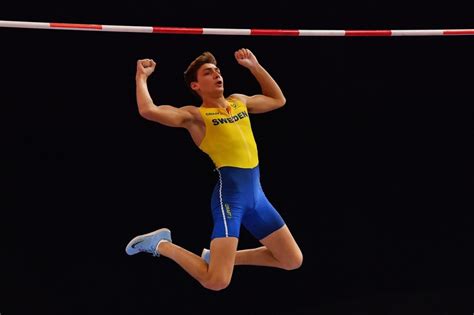 Szwed armand duplantis wynikiem 6,17 m pobił rekord świata w hali w skoku o tyczce podczas mityngu orlen copernicus. Armand Duplantis znów pobił rekord świata juniorów w skoku ...