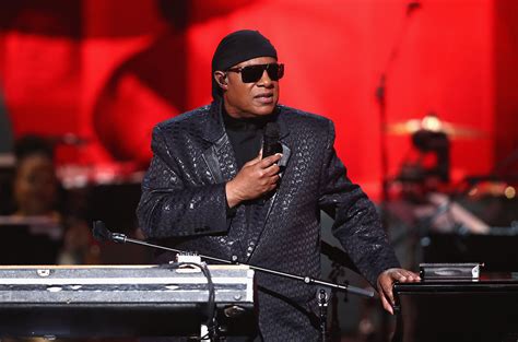 Racismo Nos Eua Leva Stevie Wonder A Mudar Se Para O Gana