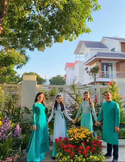 Hình ảnh trên của mc quốc dân khiến người hâm mộ không khỏi thích thú và tìm lại những khoảnh khắc cách đây 20 của anh. Quyền Linh khoe ảnh ngày ấy - bây giờ của con gái nhân dịp ...