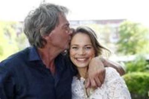 The first 5 years the series were aired on amsterdam's open channel and fully financed by the makers. Reni van Maren