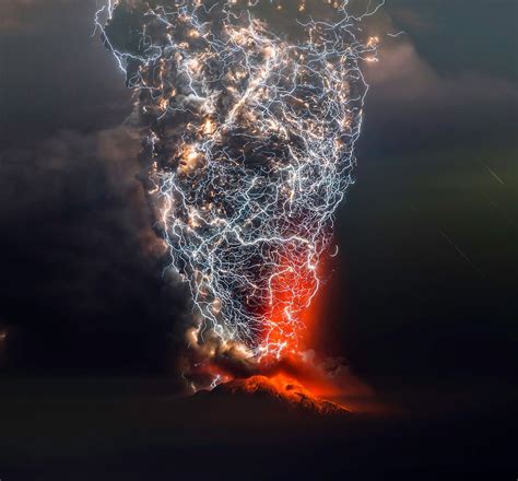 Photographer Specializes In Capturing Volcanic Lightning These Epic