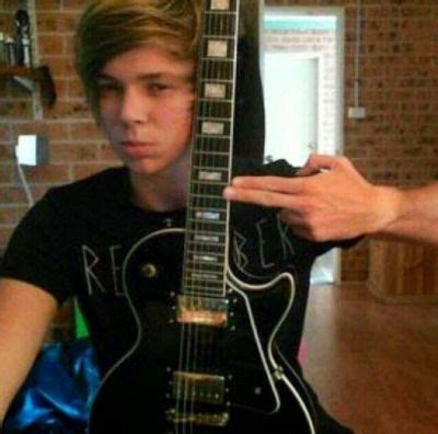 Franta bass isn't ashamed of being a jew, no matter what torture he is put through, no matter if they momentarily suppress him, he won't submit or let them change him. Ashton Irwin~ | Guitar, Electric guitar, Music instruments