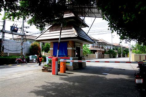 หาดบางแสน ในทะเลของอ่าวไทยแห่งหนึ่ง ตั้งอยู่ในพื้นที่ตำบลแสนสุข อำเภอเมืองชลบุรี จังหวัดชลบุรี เป็นสถานที่ท่องเที่ยวที่เป็นที่รู้จักและ. บ้านปิยวัฒน์ บางแสน เฟส 3