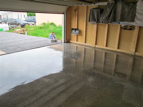 Und es besteht auch keine rutschgefahr, denn besondere zusätze in den 2k epoxidharz beschichtungen machen den boden auch rutschhemmend. Hausbau: Garagenboden