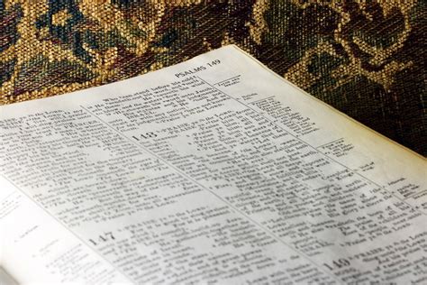 Página De Uma Bíblia Aberta Em Salmos Foto Stock Gratuita Public