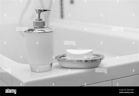 Jabón Líquido Y Normal En El Baño Limpieza De Manos Y Cuerpo Fotografía De Stock Alamy