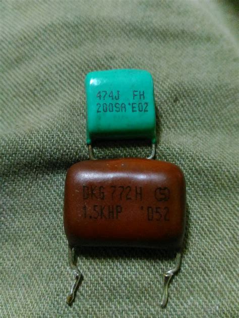(3) pada kapasitor 3 mf bekerja tegangan terkecil. ☑ Kapasitor Damper