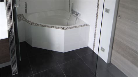 Résistant à l'eau, le carrelage est le revêtement de sol idéal pour votre salle de bains. Deco salle de bain : avantages du carrelage au sol ou mural
