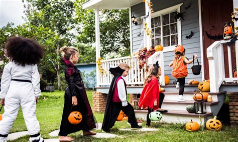 Halloween Is It Safe To Trick Or Treat With Your Kids In The Covid 19