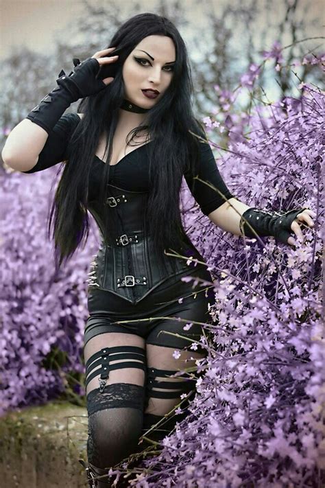 Very Good Looking Girl And Look Very Good In That Outfit Dark Beauty Goth Beauty Emo Style