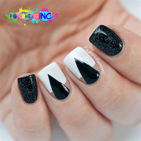Existen decorados de uñas que utilizan el color negro como protagonista y otros el color blanco, pero también debes saber que existen. uñas decoradas en blanco y negro 15 diseños creativos