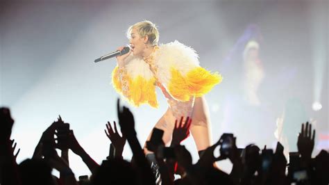 Miley Cyrus Bangerz Tour Wrecks Melbourne Photos The Courier