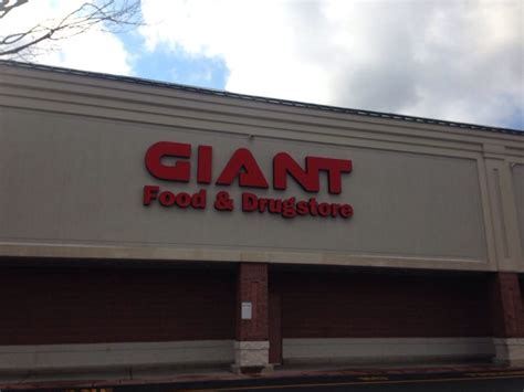 Giant currently has 186 stores throughout pennsylvania, maryland, virginia, and west virginia. Ugggggg can't believe I'm at a food store on thanksgiving ...
