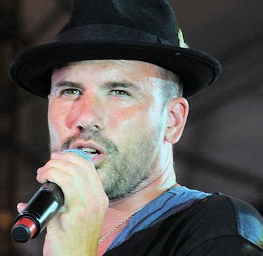 View all martin stenmarck tv. UNIKABOXEN går på Stockholm Pride och tittar på Schlagerfesten