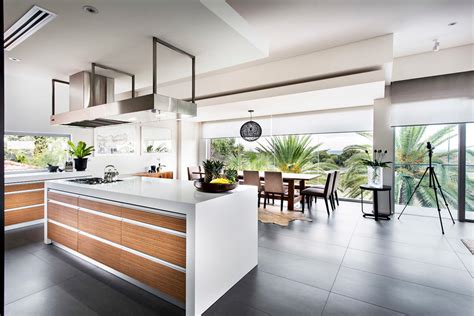 Modern look interior designs include use of maintenance free sleek materials usually like glass, tempered glass for safety and strength and to prevent sound pollution also custom glass for prevention of heat. cuisine-americaine-residence-moderne - My Home Watch