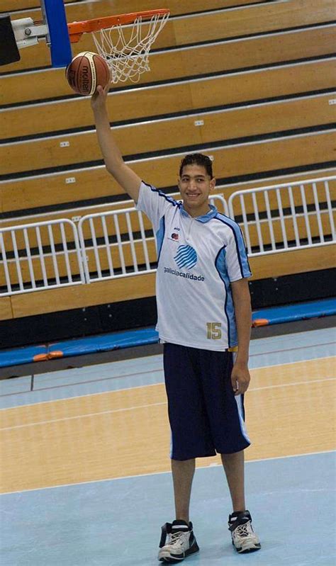 Aug 26, 2021 · el hombre más alto en la historia moderna de estados unidos fue robert wadlow, que medía 2,72 metros. El hombre más alto de España, 2,30 m. y 127 kg., busca ...