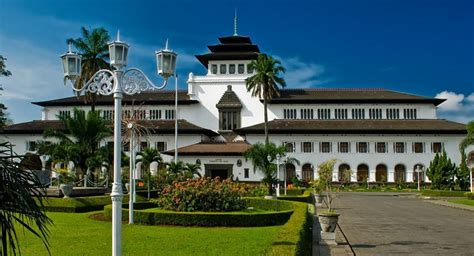 Bukan, bukan karena sangat angker, namun di sini merupakan tempat tinggal sosok penting dari negara paling jumawa di dunia. 7 Ikon Kota Bandung Paling Populer ~ Kota Kita