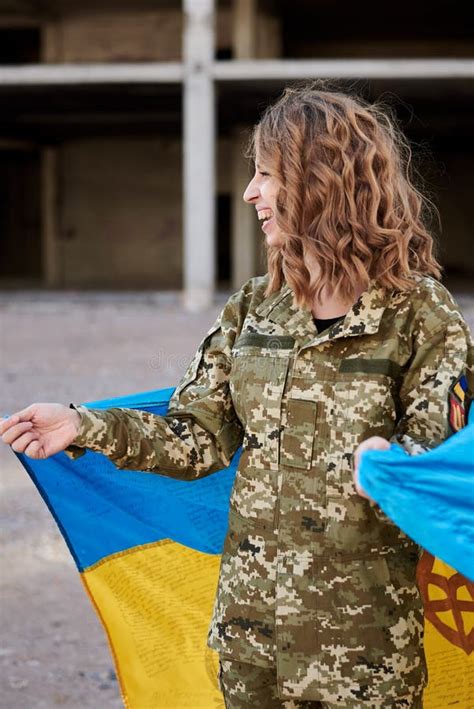 Młoda Blondyna Kobieta Wojskowa Nosząca Mundur Armii Ukraińskiej Z
