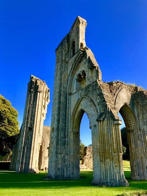 It became associated with the legends of the holy grail and king. Glastonbury Abbey | The Lord Chamberlain's Men