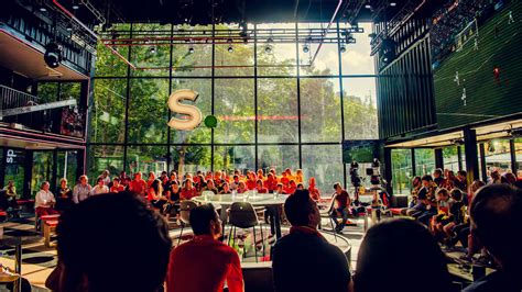 Online luisteren naar de meest populaire nationale en regionale radiozenders. WK-village Sporza: Scoring with comfort - Budé ...