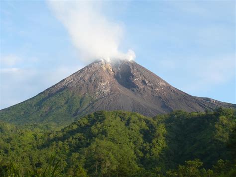 Apakah letusan dapat memiliki efek di seluruh dunia mungkin bergantung pada ukuran dan komposisi awan abu, serta posisi gunung berapi di bumi. CATATAN KURNIA TRIYULI : Gunung Berapi Indonesia yang ...