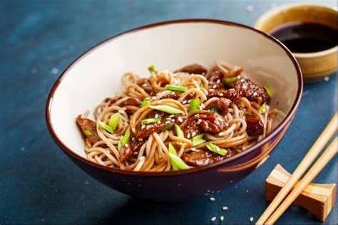 Verser l'huile dans un wok. Quelle est la meilleure cuisine du monde pour les sportifs