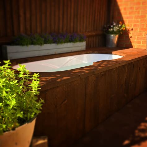 Amazing gallery of interior design and decorating ideas of soaking tub in bathrooms by elite interior designers. DIY Outdoor bath, hot tub to relax in. Lay-z-spa heater and scaffolding surround. (avec images)