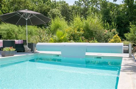 De la plus simple à la plus sophistiquée, chaque couverture de piscine prendra soin de votre bassin ! volet piscine desjoyaux