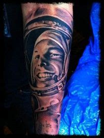 Ein besuch im mausoleum war eigentlich nicht geplant, so waren wir überrascht, das der weg zurück auf den roten platz nur durch einen besuch. Yuri Gagarin - Funnyfarm Tattoo, Sweden. | Tattoos ...