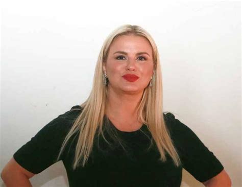 Журналисты связались с дмитрием губерниевым после того, как в сети появились фото, на которых тот запечатлен вместе с певицей анной семенович. Семенович и Губерниев могли закрутить бурный роман