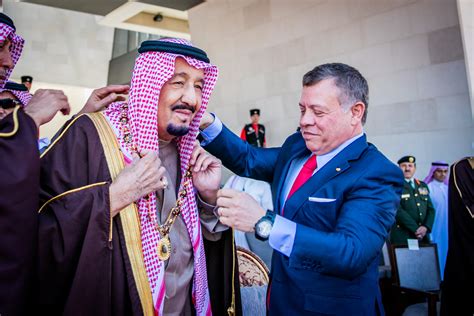 الأمير حمزة إلى جانب الملك عبدالله الثاني احتفالا بمئوية الأردن. جلالة الملك عبدالله الثاني يسلم خادم الحرمين الشريفين ...