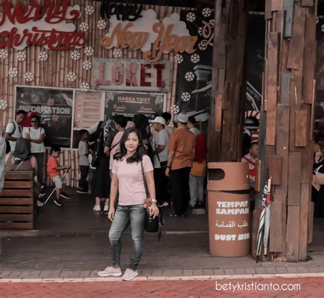 Bahkan hal paling menarik yaitu harga tiket yang di tawarkannya sangat murah berbeda halnya dengan tempat wisata lainnya misalnya harga tiket masuk taman safari atau yang lainnya. Ini dia daftar harga tiket masuk eco green park malang