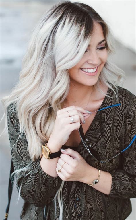 Si les pigments colorants ne couvrent pas vos cheveux blancs, vous devrez utiliser des soins ciblés. Le blond platine - trucs et astuces pour savoir si c'est votre couleur