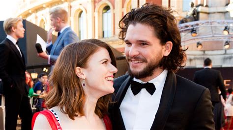 Harington and leslie met in 2012 on the set of game of thrones, where they starred opposite each other as jon snow and ygritte the wildling, respectively. Kit Harington und Rose Leslie gingen mit ihren ...