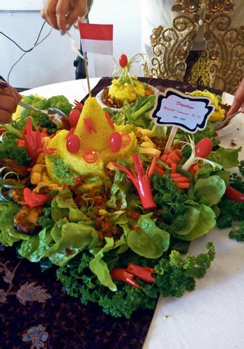 The rice itself may be plain steamed rice, uduk rice (cooked with coconut milk), or yellow rice (uduk rice colored with kunyit ). Indahnya Hiasan Tumpeng Mini di Acara DWP Sydney | Indomedia