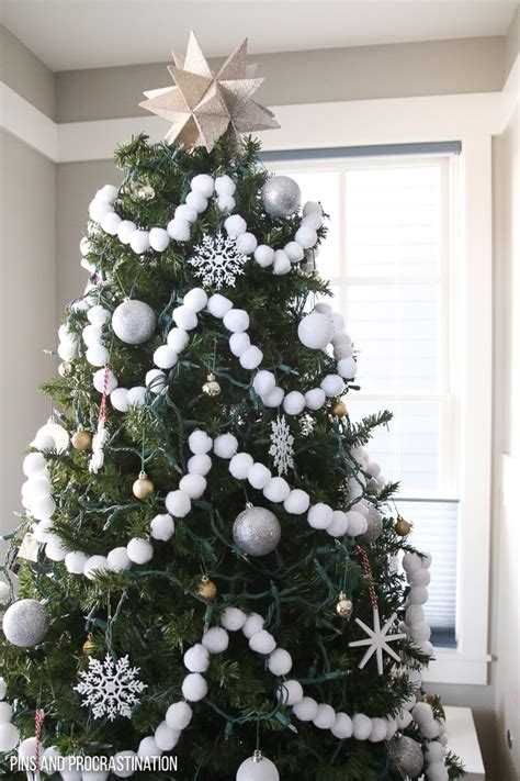 DIY Christmas Pom Pom Garland - Pins and Procrastination