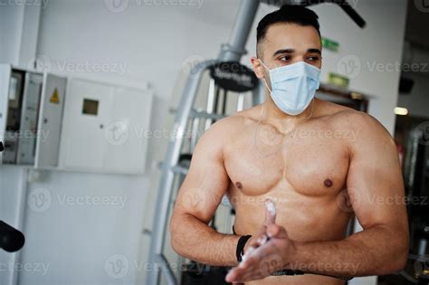 Hombre Rabe Musculoso Use Entrenamiento De Mascarilla M Dica En Un Gimnasio Moderno Fitness