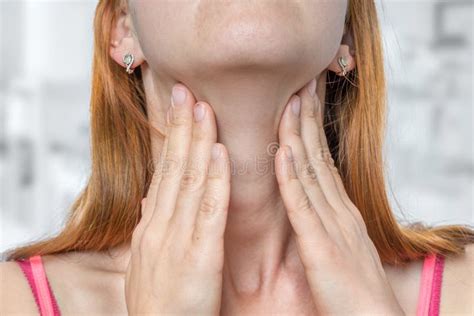 De Vrouw Met Keelpijnlijke Plek Houdt Haar Pijnlijke Keel Stock Foto Image Of Expressief Rood