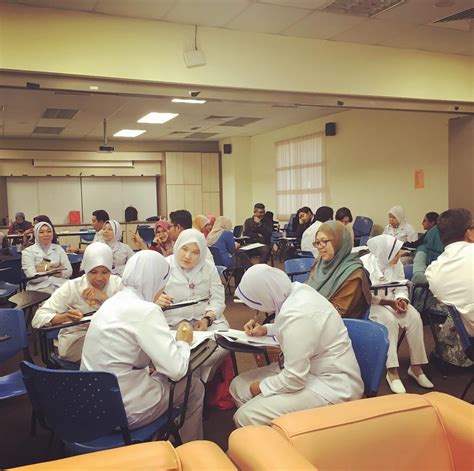 Sila baca kenyataan yang diberikan. Kursus Kaunter Berkualiti Dan Komunikasi Berkesan ...