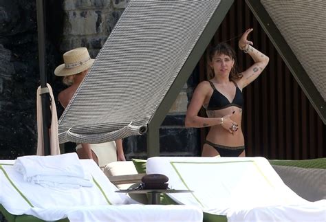 Topless Miley Cyrus Gespot Terwijl Ze Kaitlynn Carter Kuste In Italië 63 Foto S [bijgewerkt