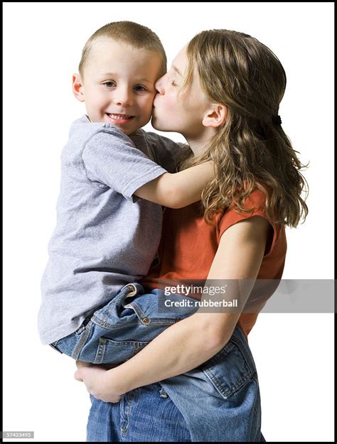 Profile Of A Sister Kissing Her Brother Foto De Stock Getty Images