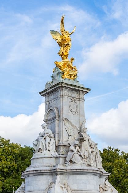 Premium Photo The Victoria Memorial To Queen Victoria Located At The