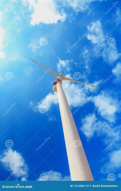 Turbine De Vent Sur Le Fond De Ciel Bleu Avec Des Nuages Image Stock