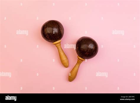 Dos Maracas Mexicanas Aisladas Sobre Fondo Rosa Instrumentos Musicales