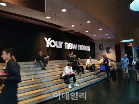 등외급몰은 삼성전자 임직원을 위한 웹사이트 입니다. 포토'당신의 새로운 일상' 삼성 컨퍼런스 기다리는 사람들