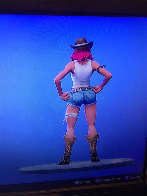 Thicc fortnite girls showing new backstroke dance emote. Fortnite Calamity Thicc