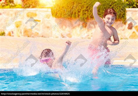 zwei glückliche kinder im pool stockfoto 22616925 bildagentur panthermedia