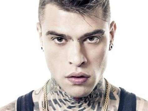 Theatre mode (alt+t) fullscreen (f) Un sorriso - Fedez - Wikitesti