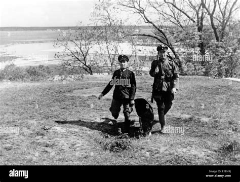 Das Bild Von Einer Nazi Reportage Zeigt Deutsches Brauchtum Offiziere