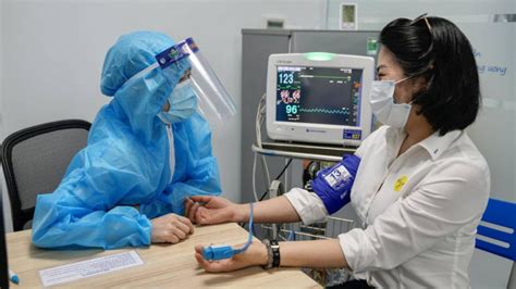 Điều này phụ thuộc vào nơi covid lây lan, thời gian vaccine. Cận cảnh nhân viên tuyến đầu tại Nội Bài tiêm vaccine ...